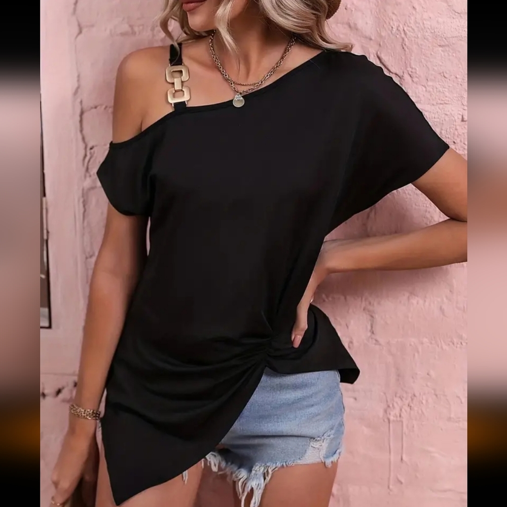 Twist Asymmetrical Chain Shoulder T-shirt